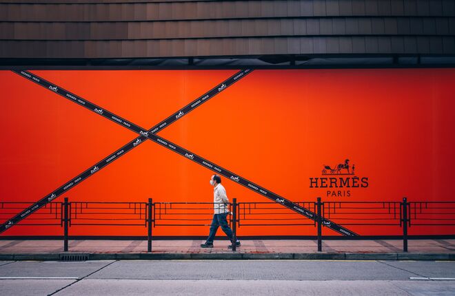 Потомок основателя модного дома Hermès хочет усыновить садовника, чтобы оставить ему свои миллиарды