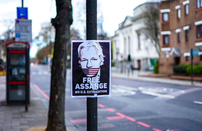Британский суд решил отложить экстрадицию Джулиана Ассанжа