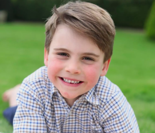 Кенсингтонский дворец опубликовал новое фото принца Луи в честь его шестого дня рождения
